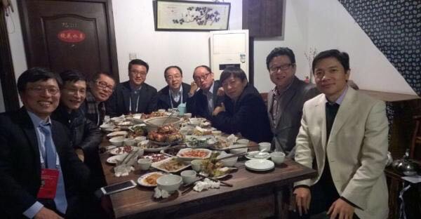 2014年11月21日晚，中國互聯(lián)網(wǎng)的“半壁江山”圍坐在一家小店陳舊的飯桌旁。